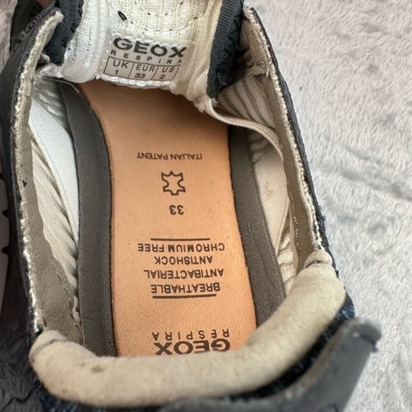 Geox youth US size 2 Excellent condition - Picture 3 of 9